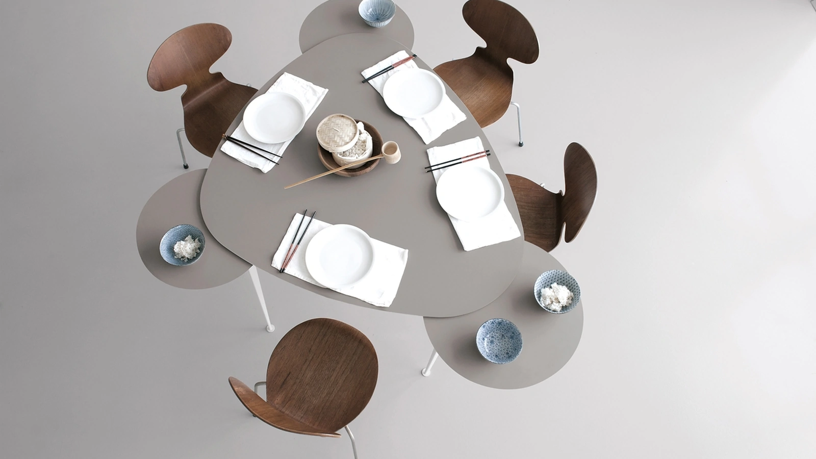 Tavolo allungabile con top HPL grigio scuro e telaio in acciaio Mr Hyde configurazione 29 di Extendo