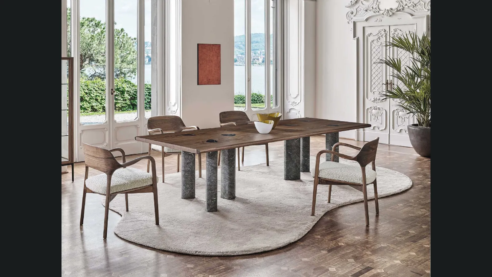 Tavolo Osmose con top in noce canaletto e base in marmo di Porada