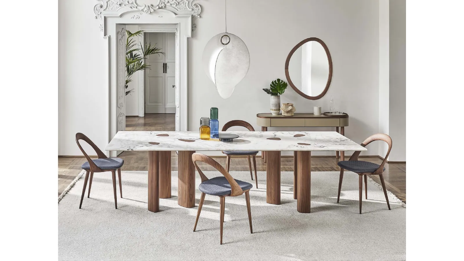 Tavolo Oswood con top in marmo e base in legno di Porada