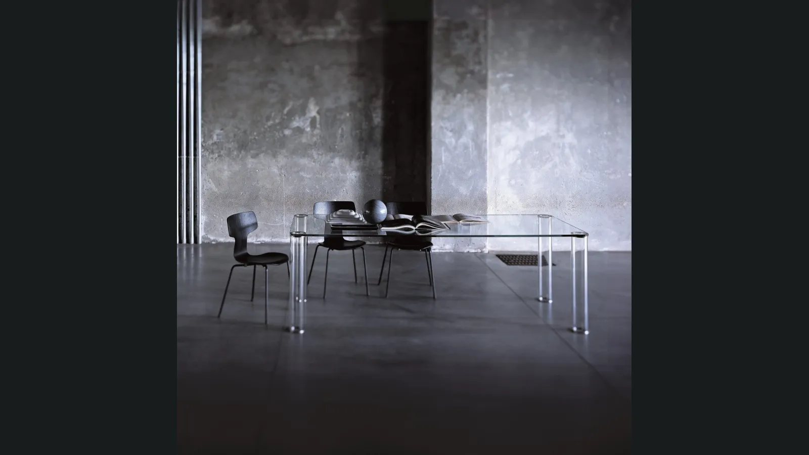 Tavolo Pipeline in cristallo trasparente extrachiaro di Glas Italia