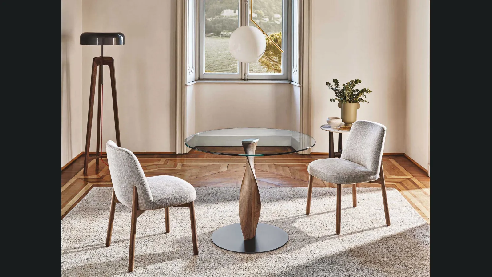 Tavolo rotondo con piano in cristallo e base in legno massello Spin di Porada