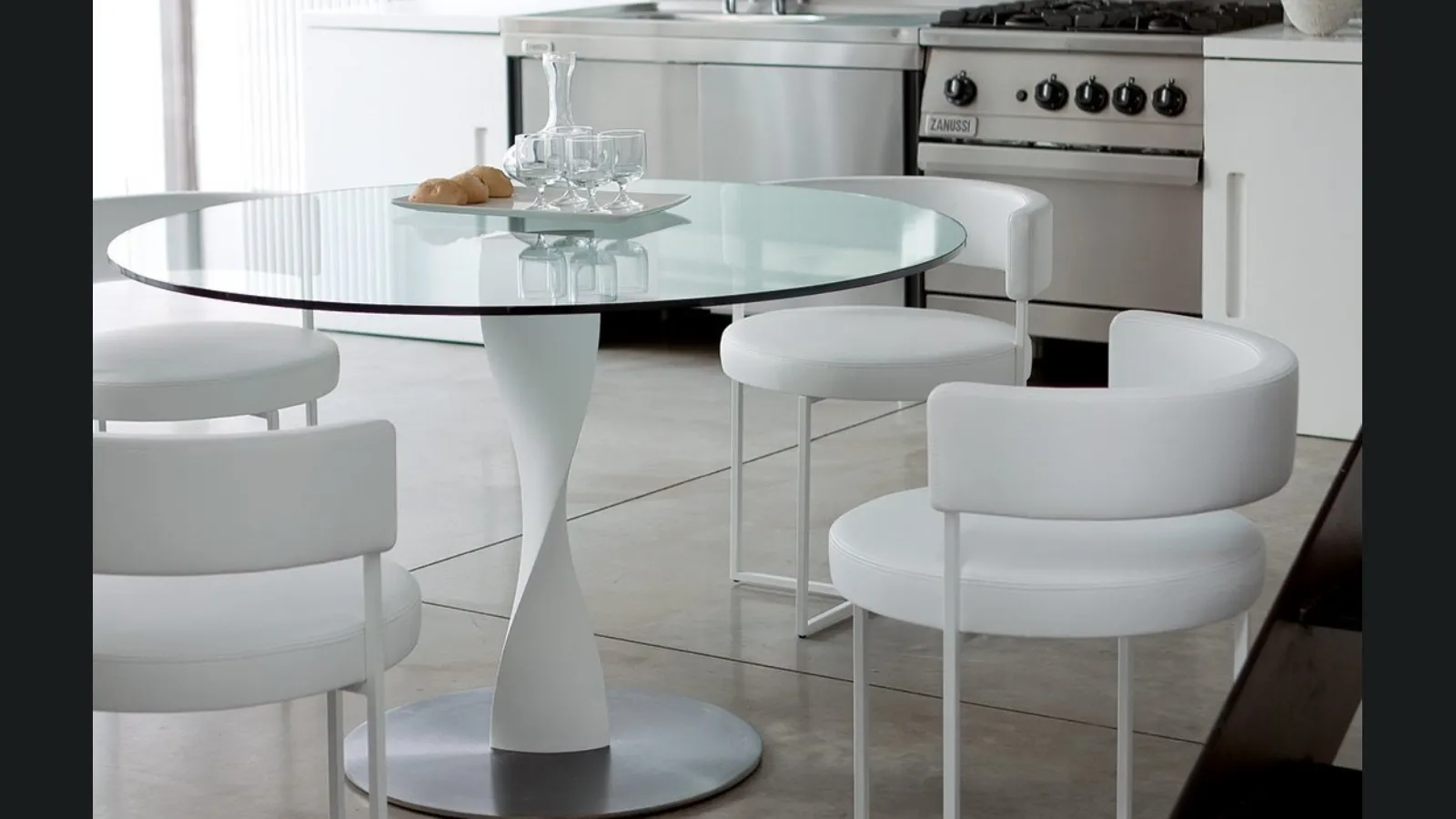 Tavolo rotondo con piano in cristallo e base in legno massello laccato bianco Spin di Porada