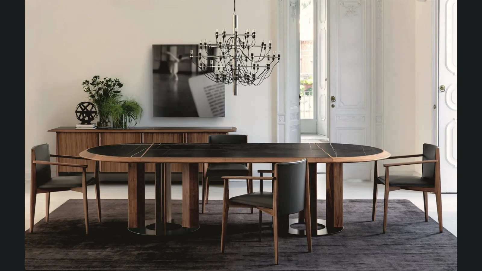 Tavolo ovale con piano in marmo diviso in quattro settori Thayl di Porada