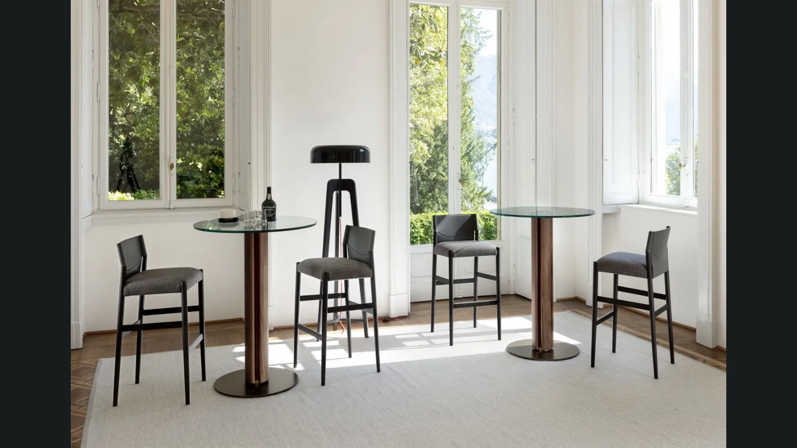 Tavolo con piano rotondo in cristallo e base in legno massello Quadrifoglio Bistrot di Porada