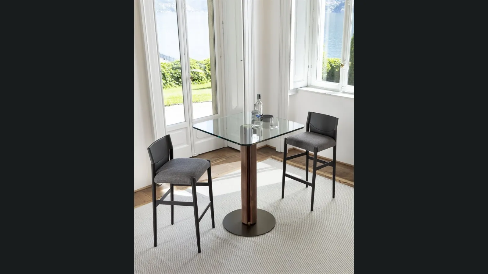 Tavolo con piano quadrato in cristallo e base in legno massello Quadrifoglio Bistrot di Porada