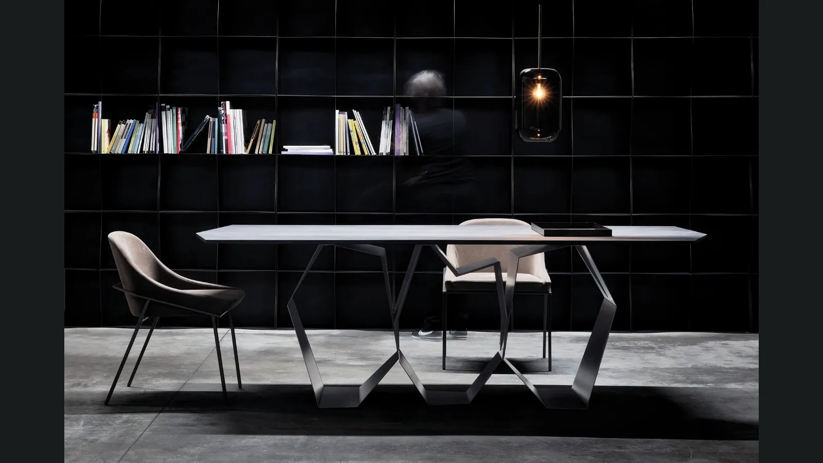 Tavolo di design Quasimodo con top dalla forma irregolare in ceramica e base in metallo di Ronda Design