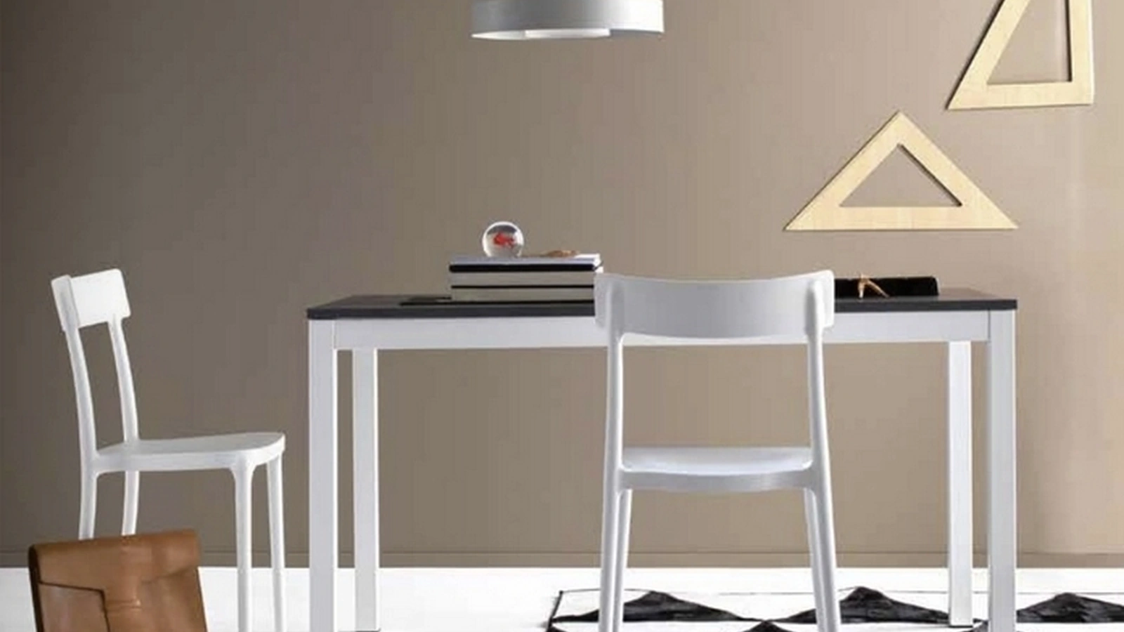 Tavolo Sumisura in nobilitato materico finitura Lava con struttura in acciaio di Sedie Brianza