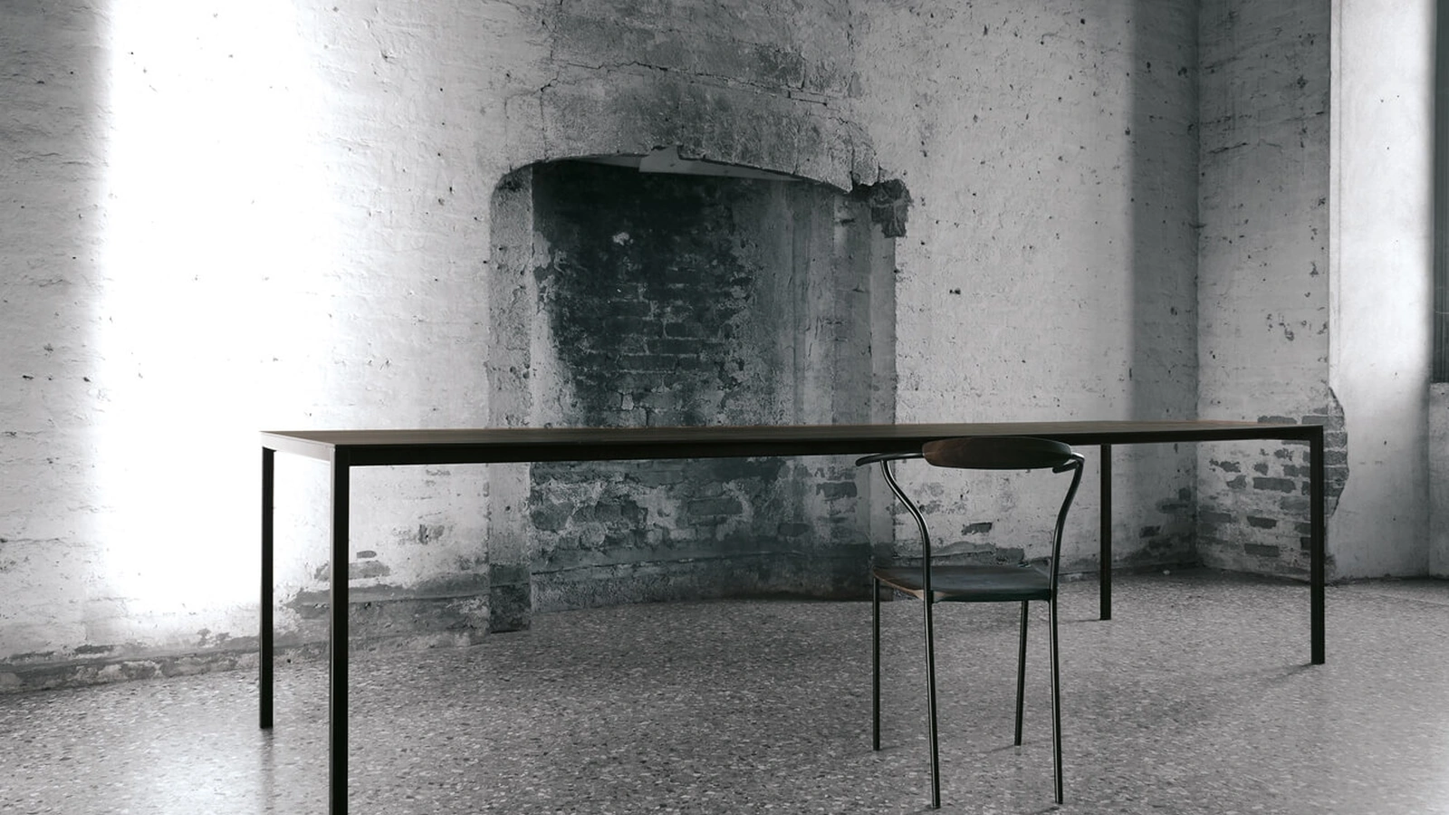 Tavolo Sintesi configurazione 02 con top in HPL noce e telaio in acciaio di Extendo