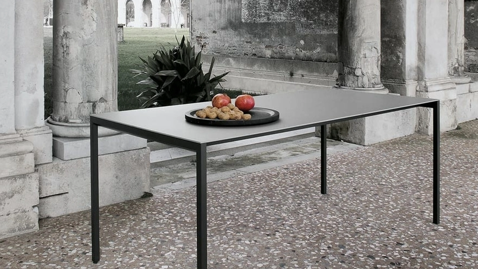 Tavolo Sintesi configurazione 05 con top in HPL di Extendo