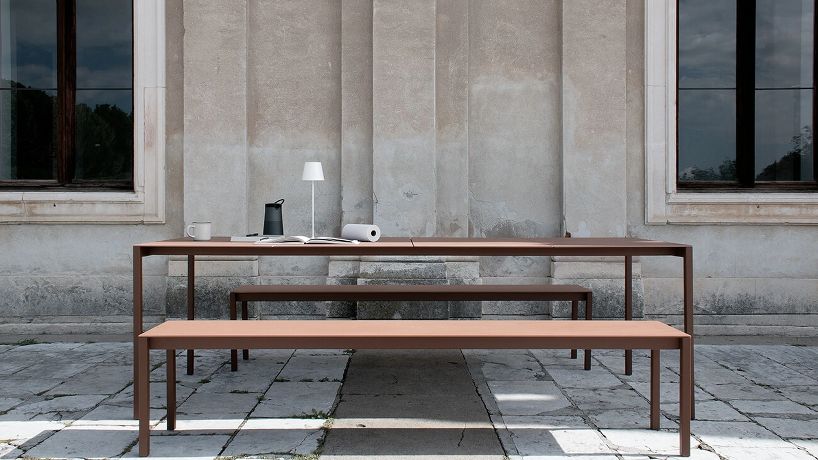 Tavolo Sintesi configurazione 06 con top in ceramico terracotta e telaio in acciaio corten di Extendo