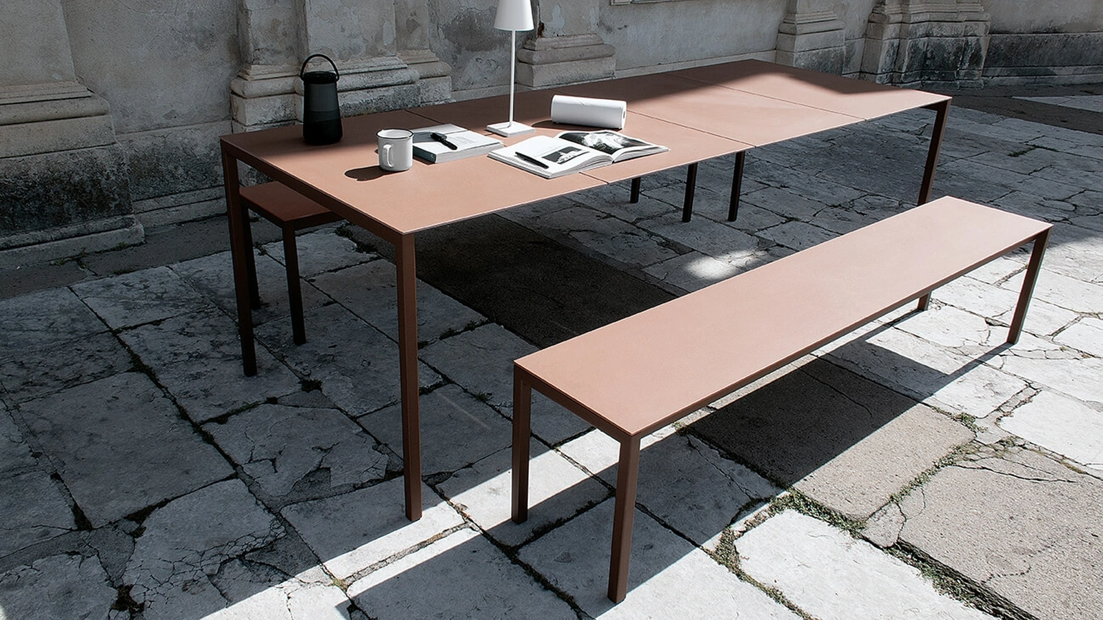 Tavolo Sintesi configurazione 06 con top in ceramico terracotta e telaio in acciaio corten di Extendo