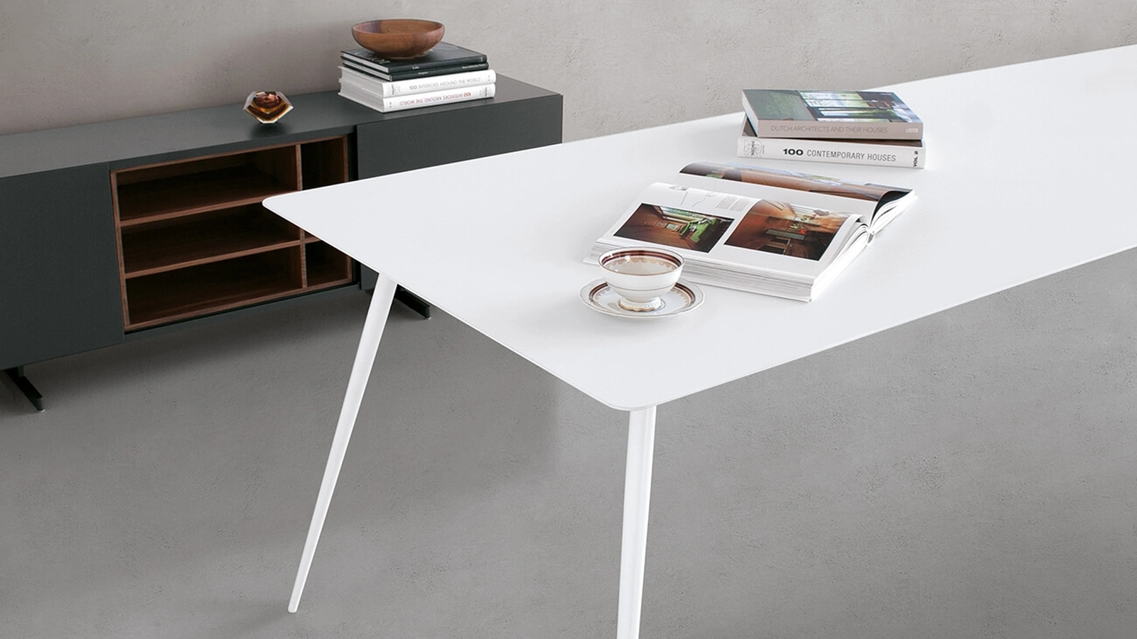 Tavolo Spillo configurazione 21 con top in HPL bianco e telaio in acciaio bianco di Extendo