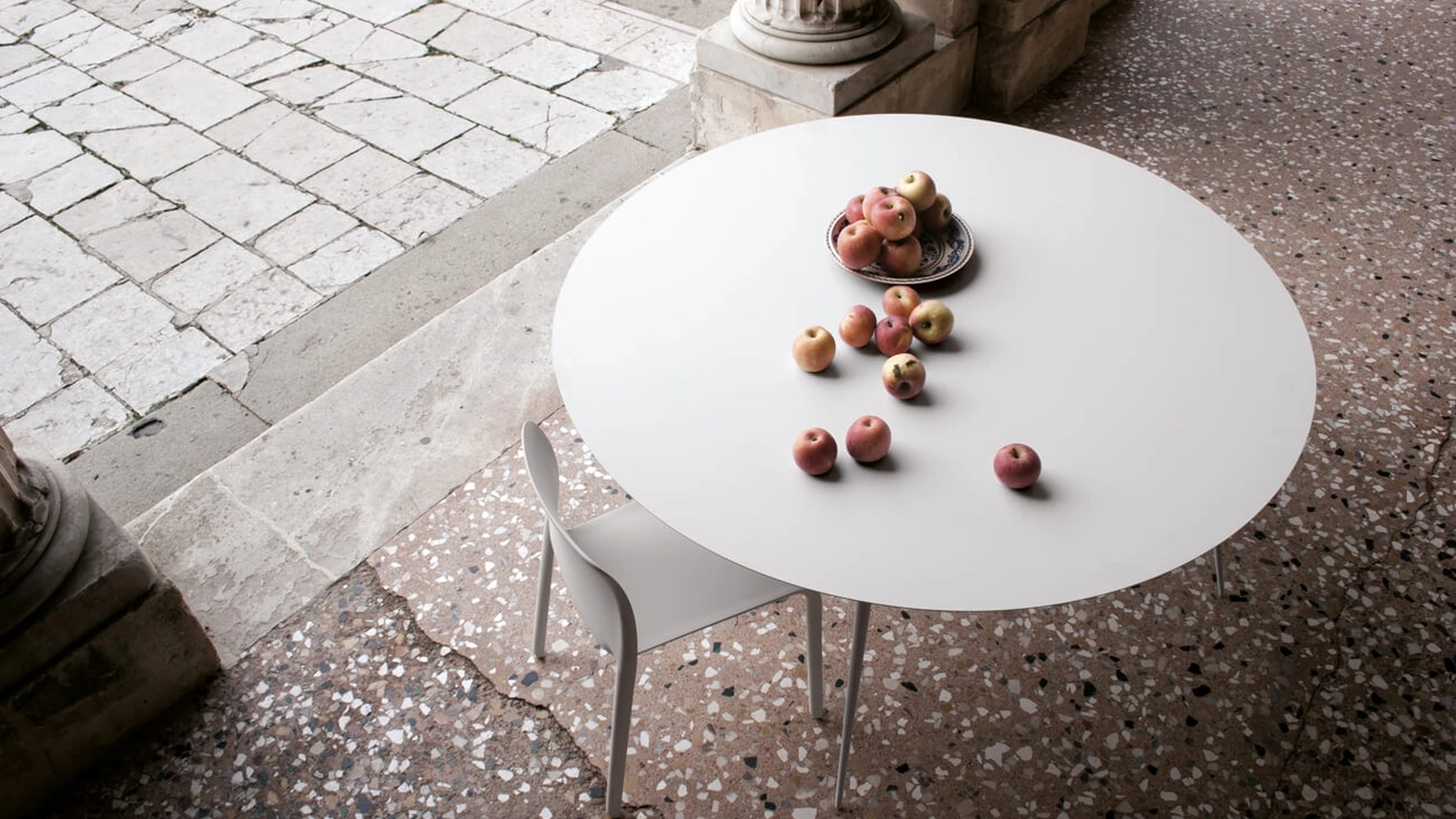 Tavolo Spillo configurazione 22 con top in HPL bianco e telaio in acciaio bianco di Extendo