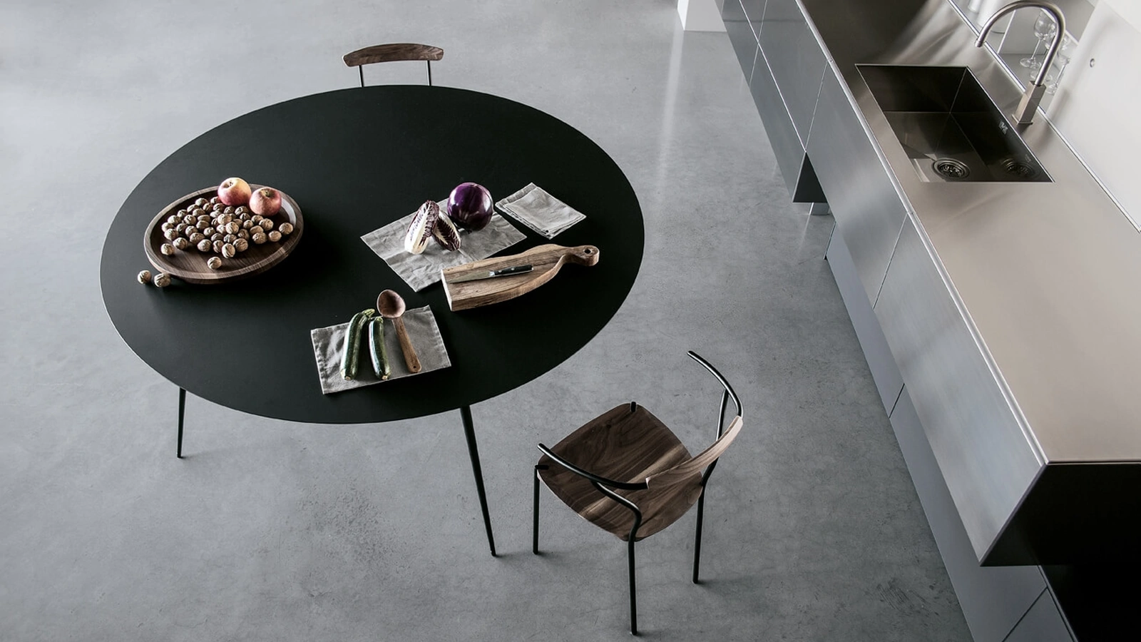 Tavolo Spillo configurazione 24 top in HPL FENIX® nero e telaio in acciaio nero di Extendo