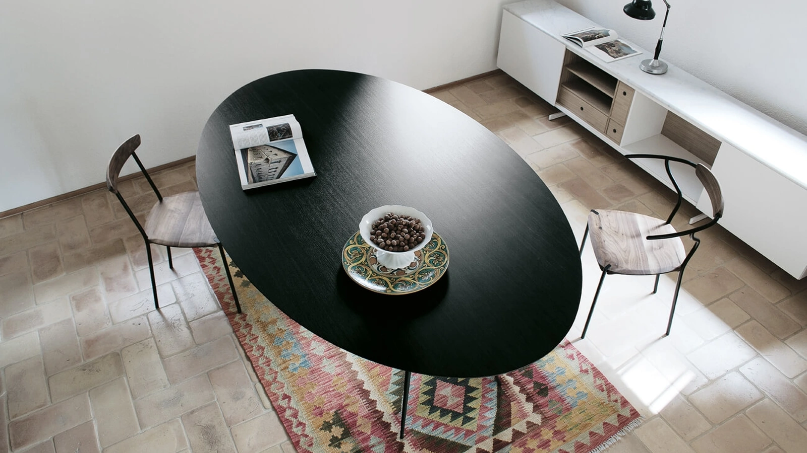 Tavolo Spillo configurazione 25 con top in HPL frassino nero e telaio in acciaio nero di Extendo