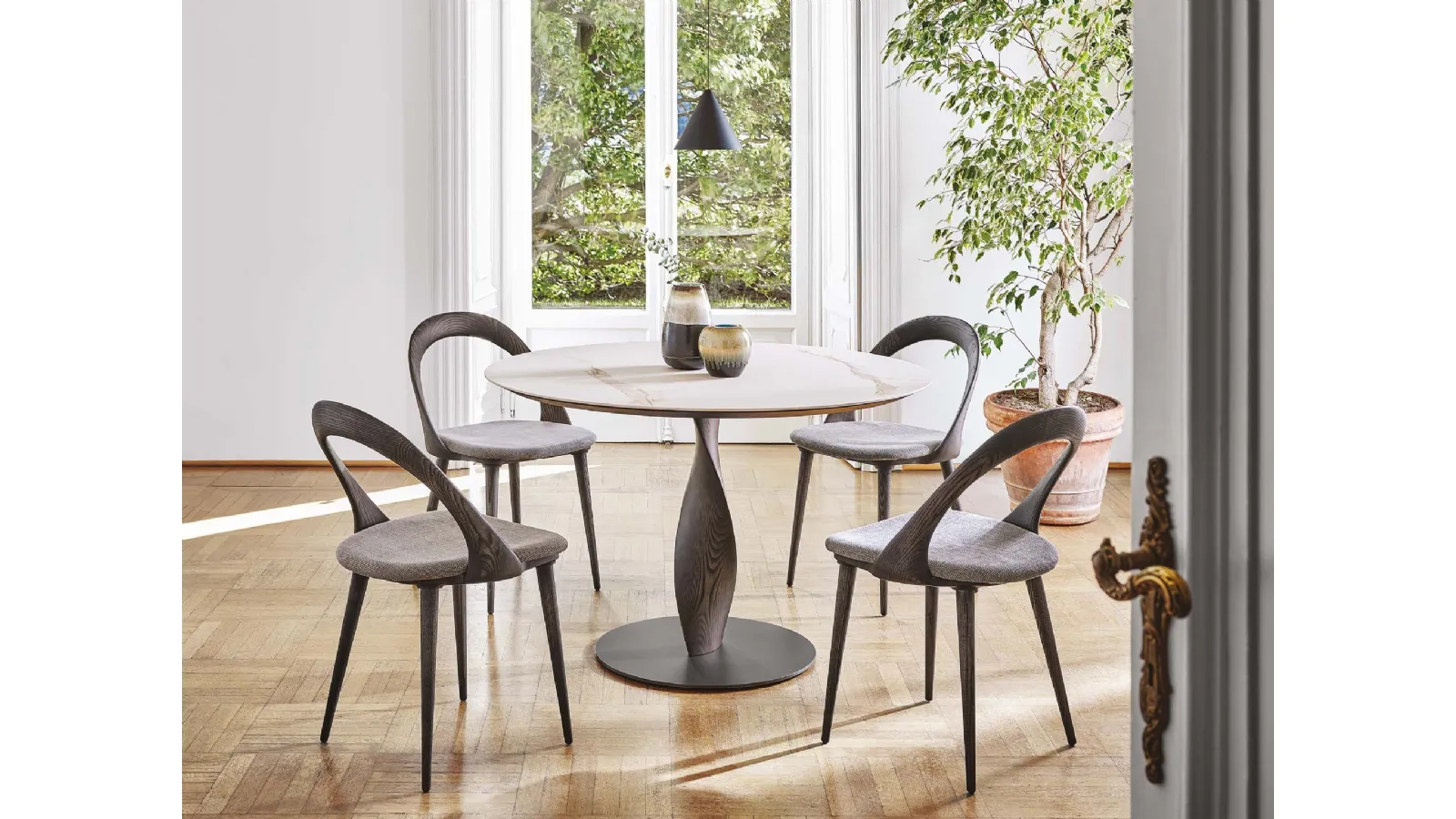 Tavolo Spin con top in marmo di Porada