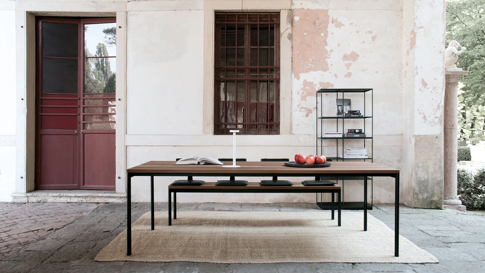 Tavolo ST35 configurazione 01 con top in legno massiccio Iroko outdoor e telaio in acciaio di Extendo