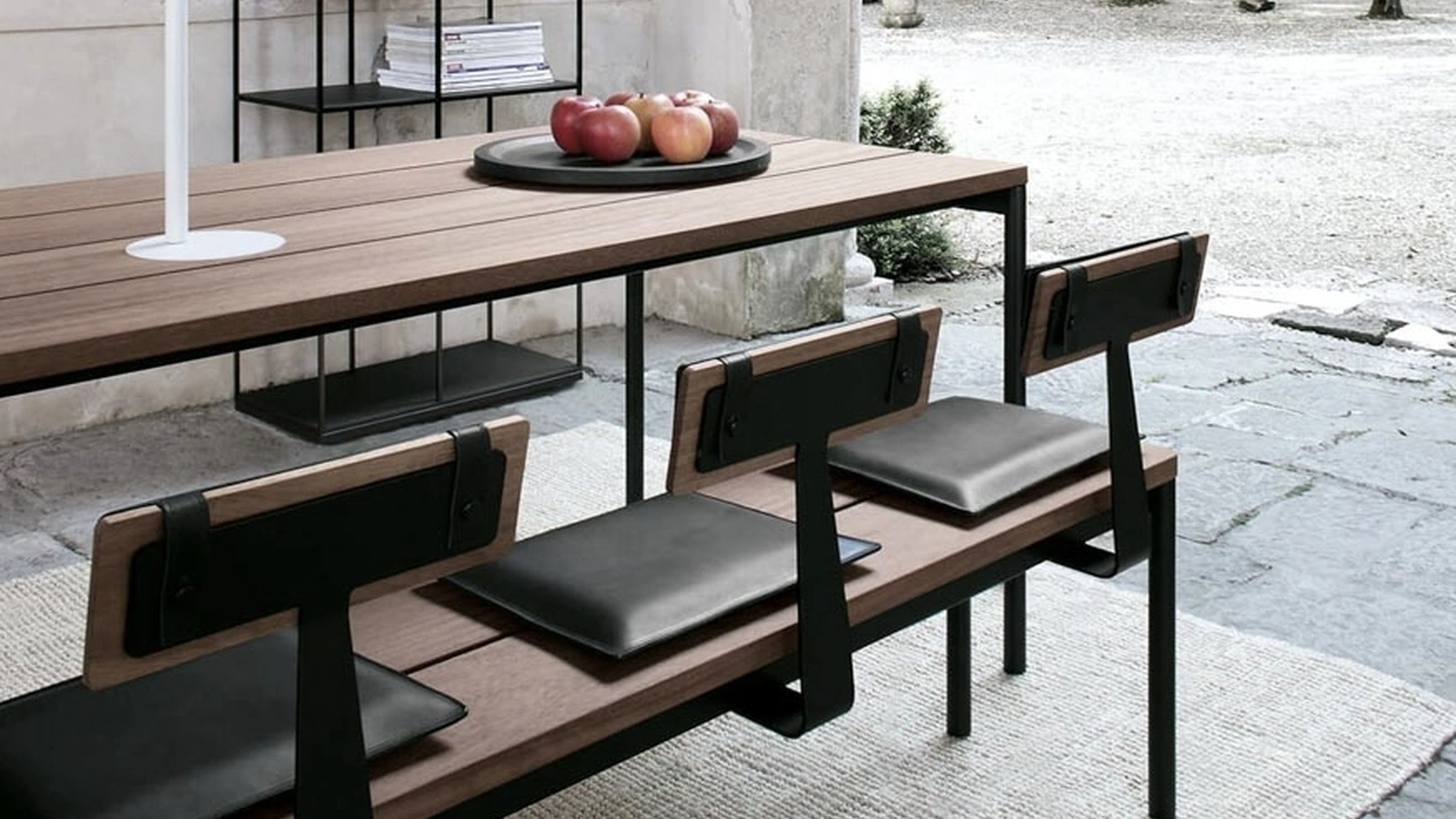 Tavolo ST35 configurazione 01 con top in legno massiccio Iroko outdoor e telaio in acciaio di Extendo