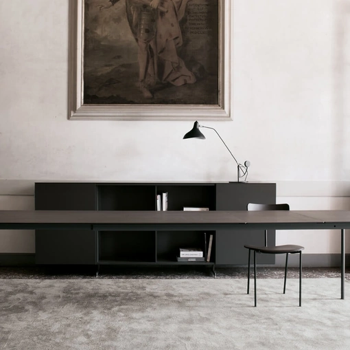 Tavolo ST35 configurazione 02 con top in HPL rovere affumicato e telaio in acciaio ghisa di Extendo