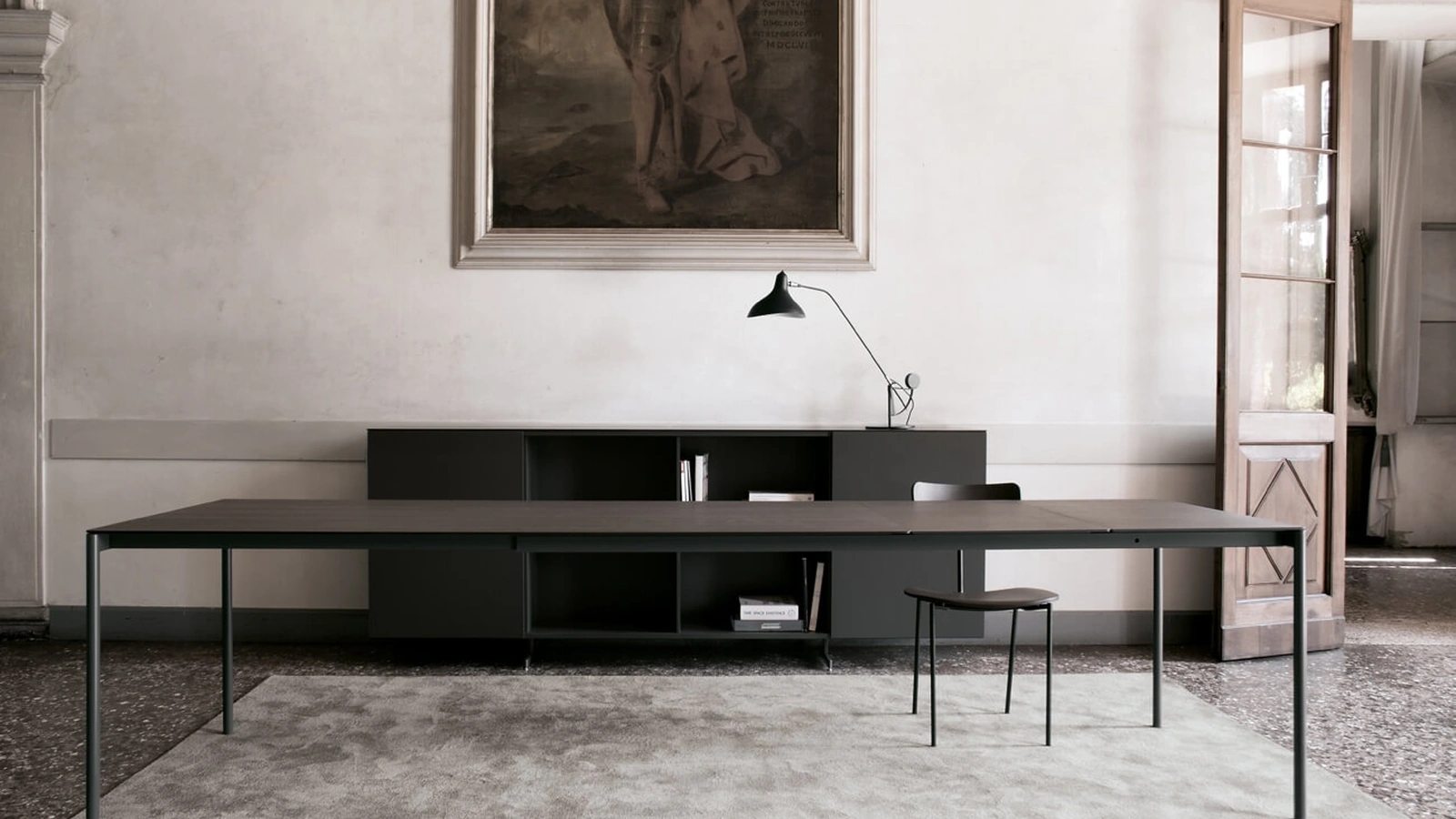 Tavolo ST35 configurazione 02 con top in HPL rovere affumicato e telaio in acciaio ghisa di Extendo