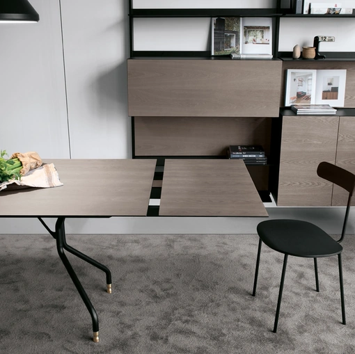 Tavolo allungabile T7 configurazione 03 con top in HPL frassino argilla, telaio in acciaio nero e terminali in ottone T7 di Extendodi Extendo