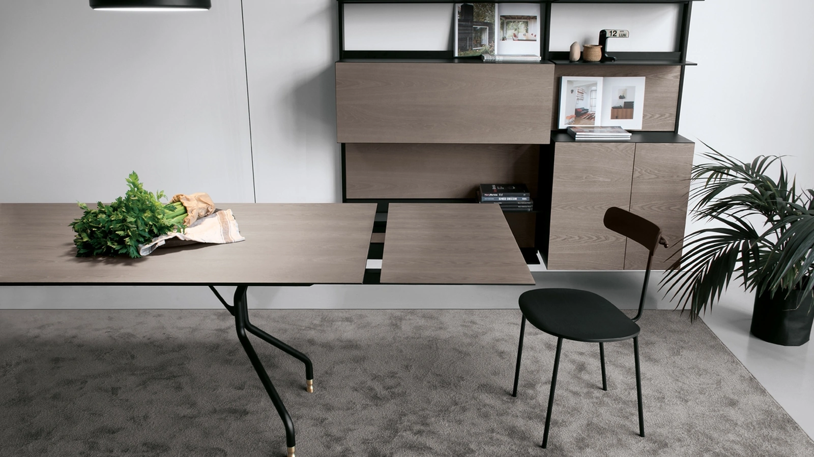 Tavolo allungabile T7 configurazione 03 con top in HPL frassino argilla, telaio in acciaio nero e terminali in ottone T7 di Extendodi Extendo