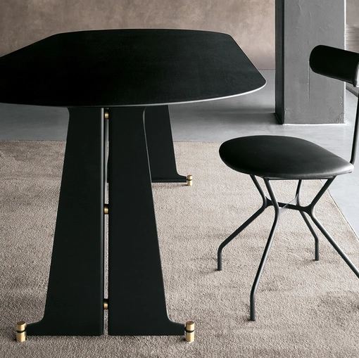 Tavolo ovale con top in HPL frassino nero, telaio in acciaio e terminali in ottone T10 configurazione 01 di Extendo