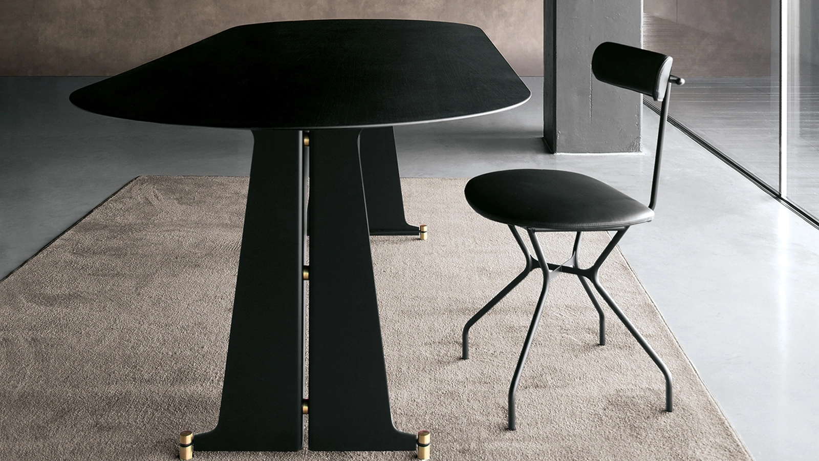 Tavolo ovale con top in HPL frassino nero, telaio in acciaio e terminali in ottone T10 configurazione 01 di Extendo