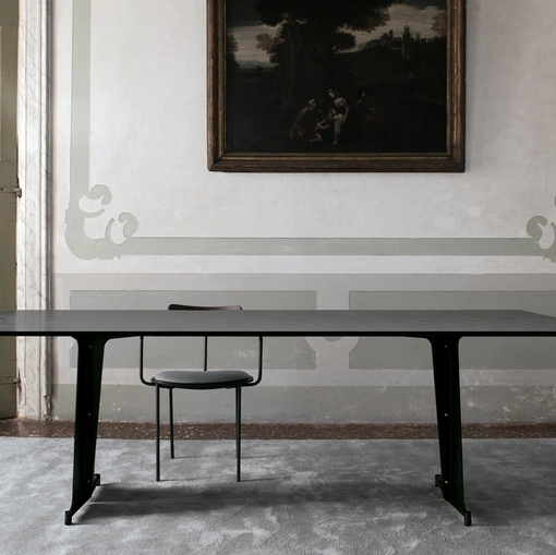 Tavolo rettangolare con top in HPL cemento Portland grigio, telaio e terminali in acciaio nero T10 configurazione 02 di Extendo