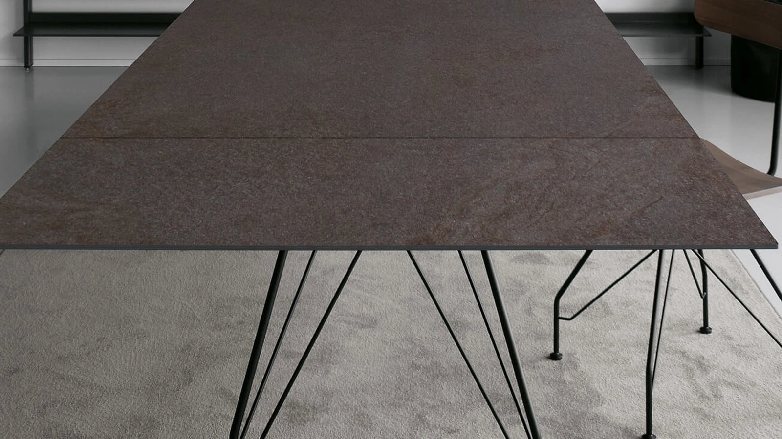 Tavolo T11 configurazione 03 con top in ceramica porfido e telaio in acciaio di Extendo