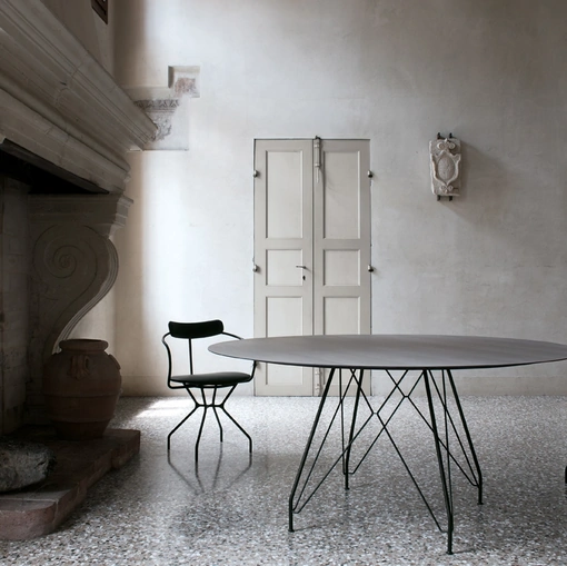 Tavolo rotondo con top in HPL frassino argilla e telaio in acciaio nero T11 configurazione 01 di Extendo