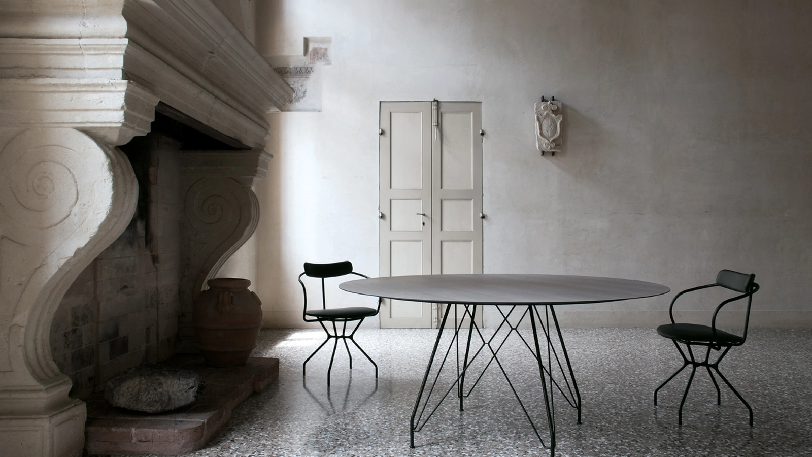 Tavolo rotondo con top in HPL frassino argilla e telaio in acciaio nero T11 configurazione 01 di Extendo