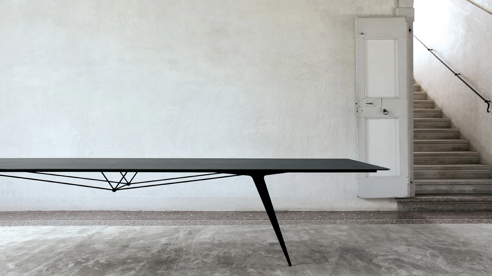 Tavolo T12 configurazione 01 con top in HPL eco-touch basalto e telaio in acciaio di Extendo