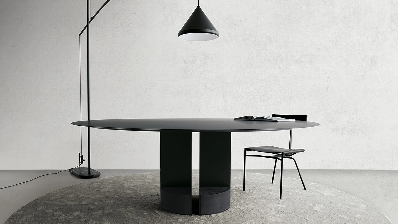 Tavolo T13 configurazione 01 con top in HPL FENIX® nero, telaio in acciaio e contrappesi in marmo nero Marquina di Extendo
