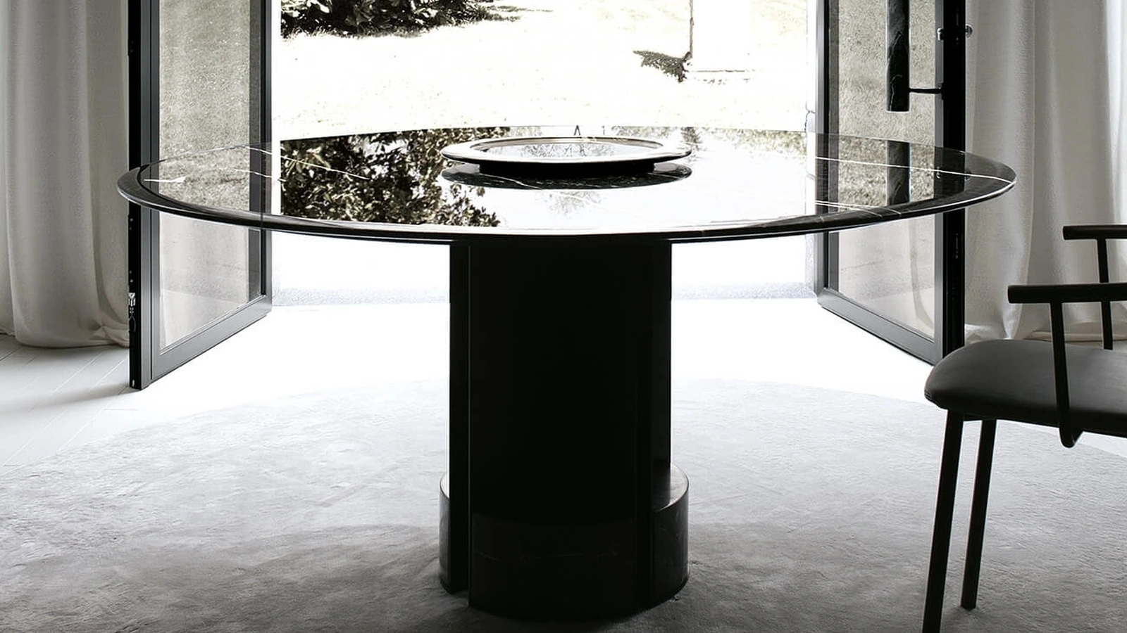 Tavolo T13 configurazione 02 con top e contrappesi in marmo nero Marquiña, telaio in acciaio di Extendo