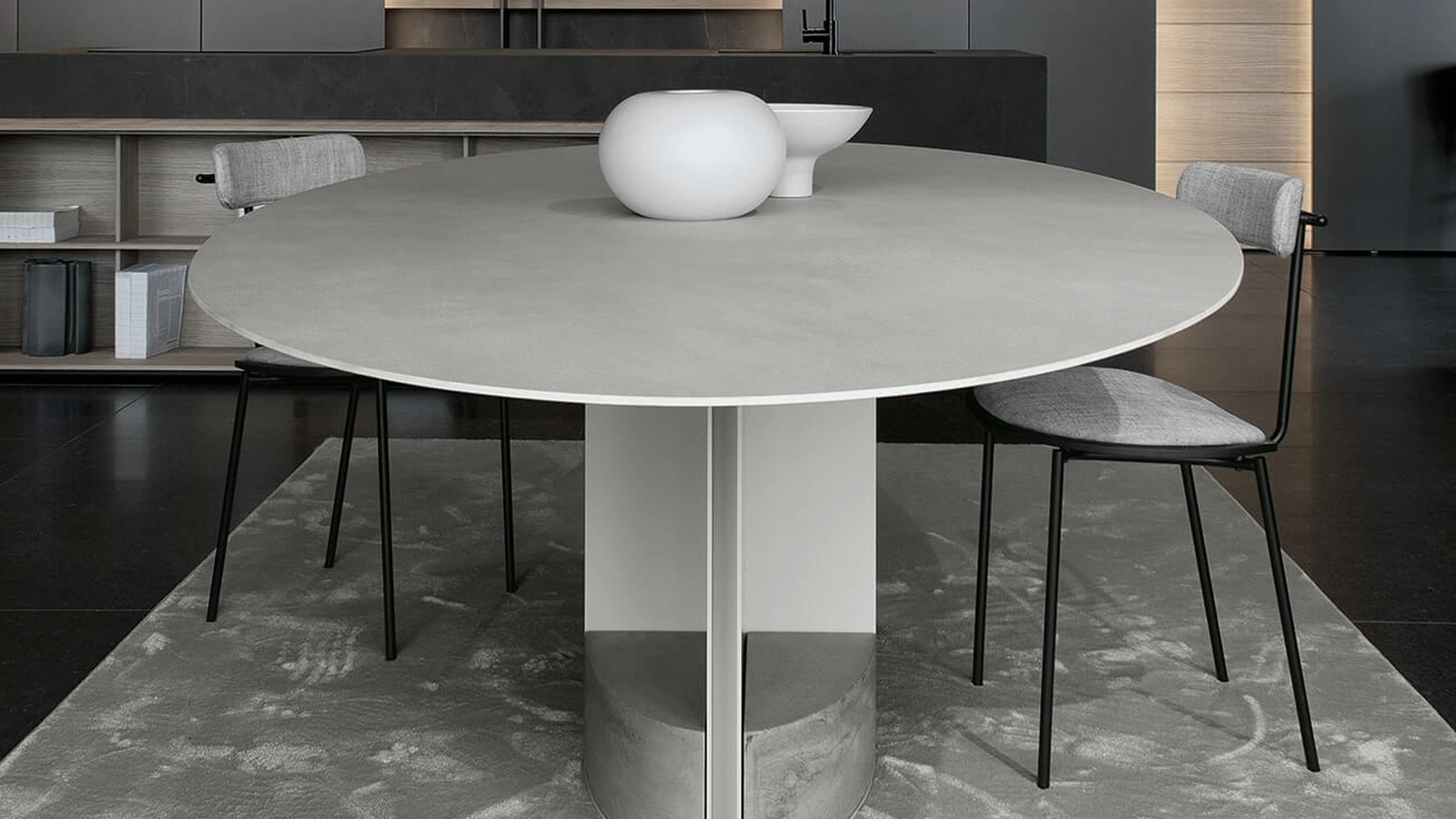 Tavolo T13 configurazione 03 con top in ceramica grigia, telaio in acciaio e contrappesi in cemento di Extendo