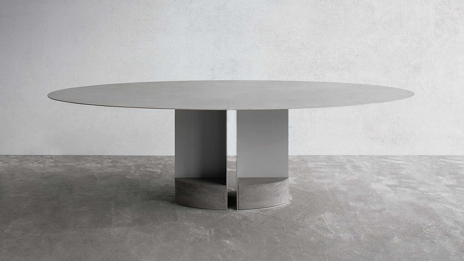 Tavolo T13 configurazione 03 con top in ceramica grigia, telaio in acciaio e contrappesi in cemento di Extendo