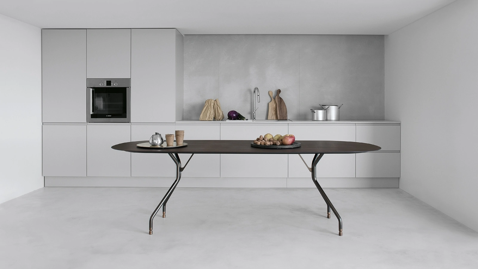 Tavolo T7 configurazione 01 con top in HPL rovere affumicato, telaio in acciaio bronzo e terminali in ottone scuro T7 di Extendo