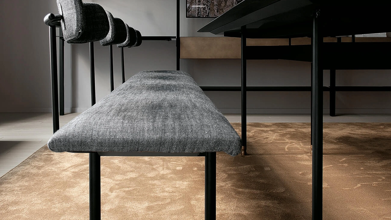 Tavolo T8 configurazione 03 con top in HPL frassino nero di Extendo