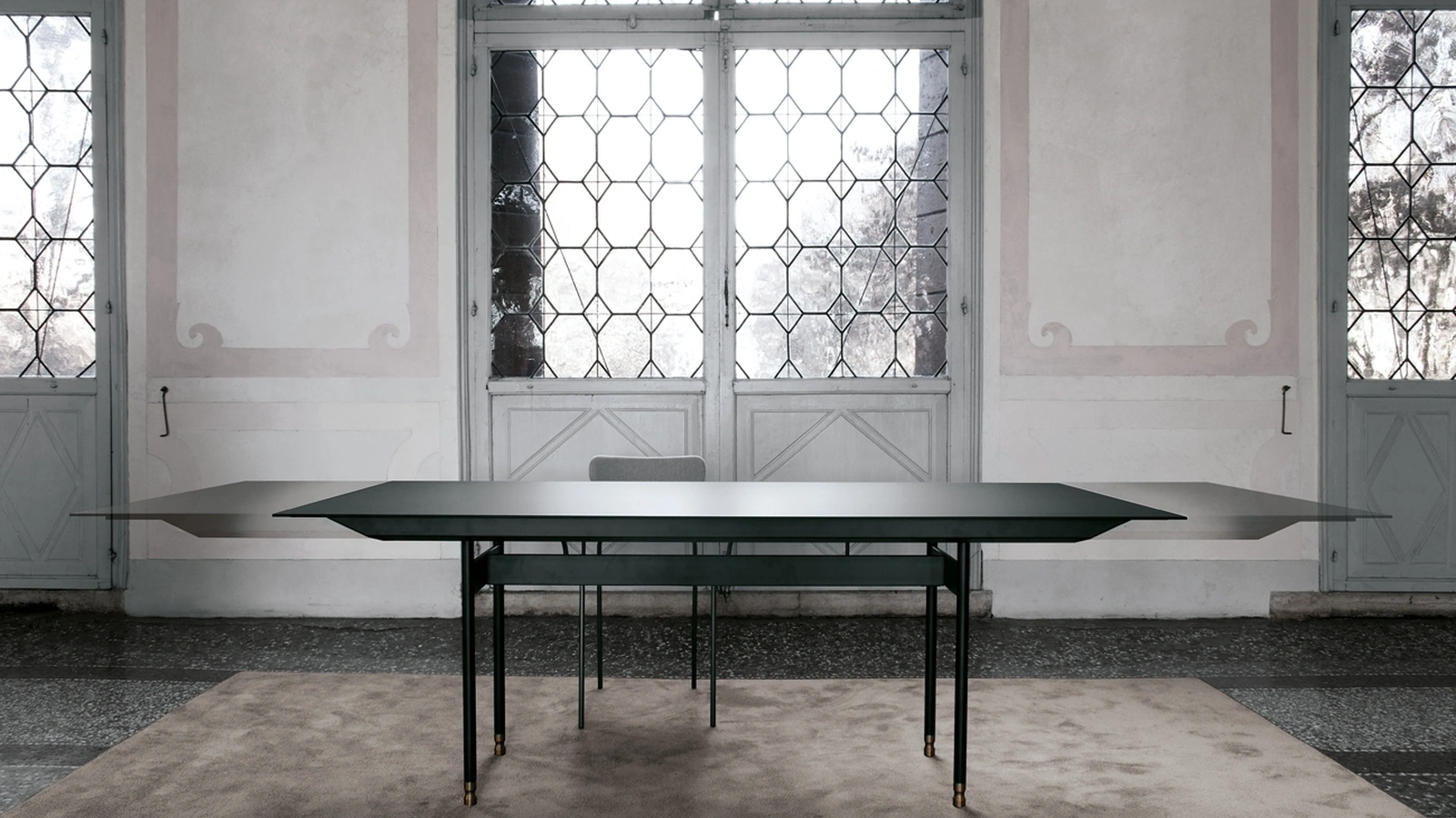 Tavolo T8 configurazione 05 con top in HPL FENIX® nero di Extendo