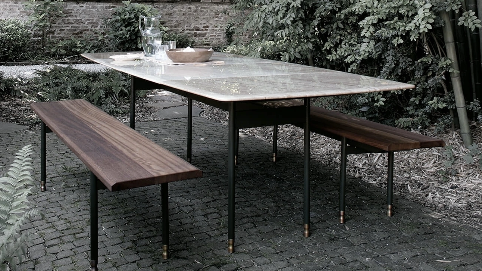 Tavolo T8 configurazione 08 con top in marmo travertino sardo di Extendo