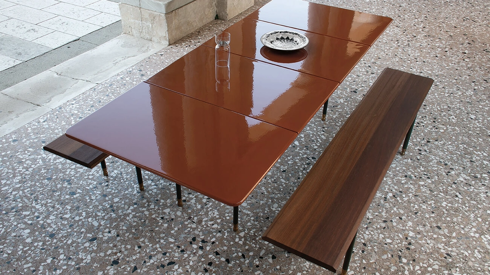 Tavolo T8 configurazione 09 in argilla vetrificata mattone di Extendo