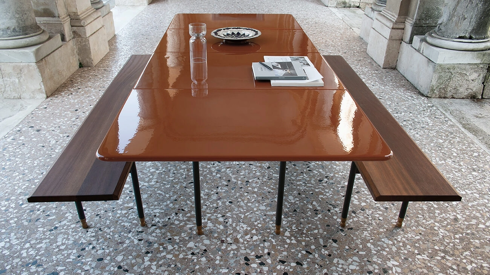 Tavolo T8 configurazione 09 in argilla vetrificata mattone di Extendo