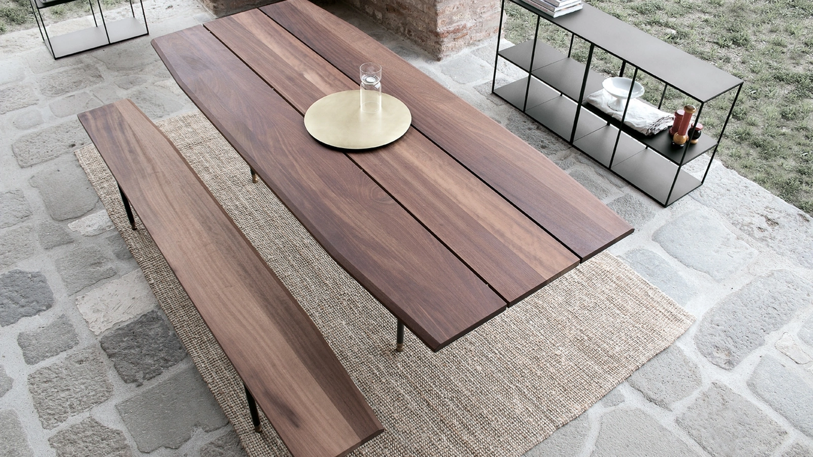 Tavolo T8 configurazione 02 con top in legno massiccio iroko outdoor di Extendo