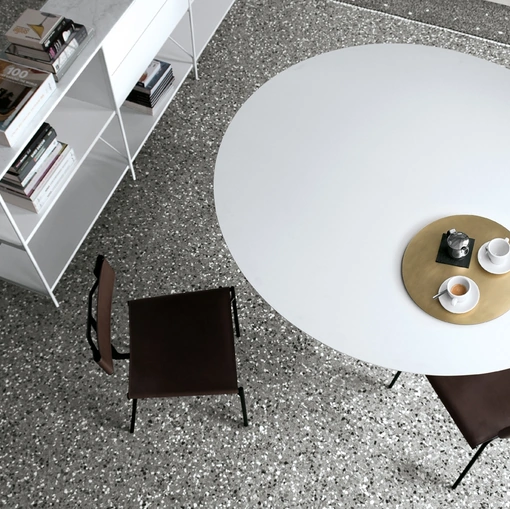 Tavolo rotondo con top in HPL bianco, telaio in acciaio bianco e terminali ottone scuro T8 di Extendo