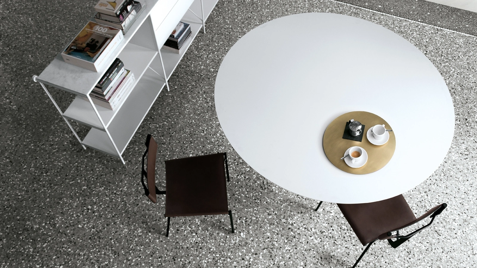 Tavolo rotondo con top in HPL bianco, telaio in acciaio bianco e terminali ottone scuro T8 di Extendo