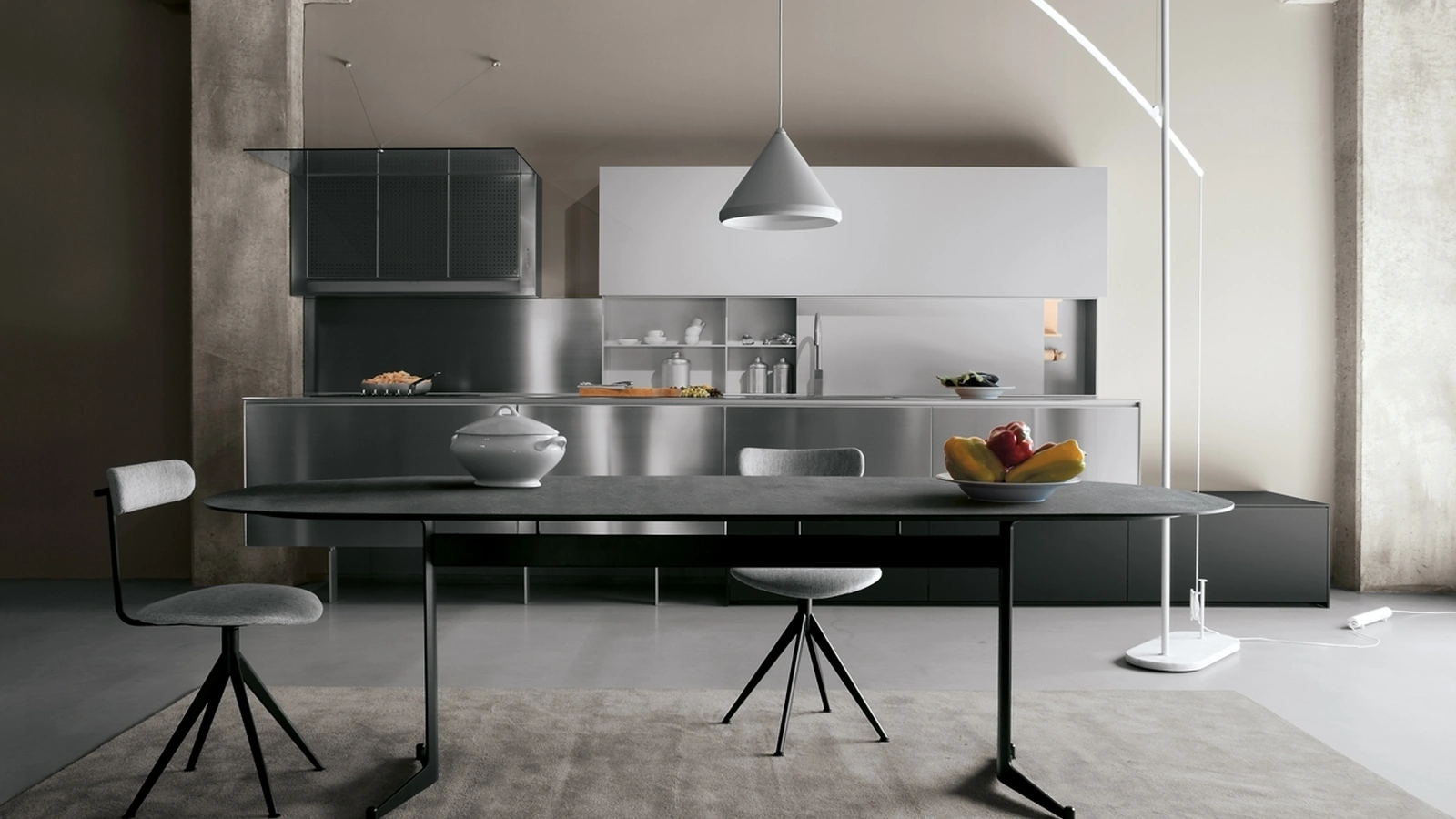 Tavolo T9 configurazione 02 con top in HPL cemento nero e telaio in acciaio di Extendo