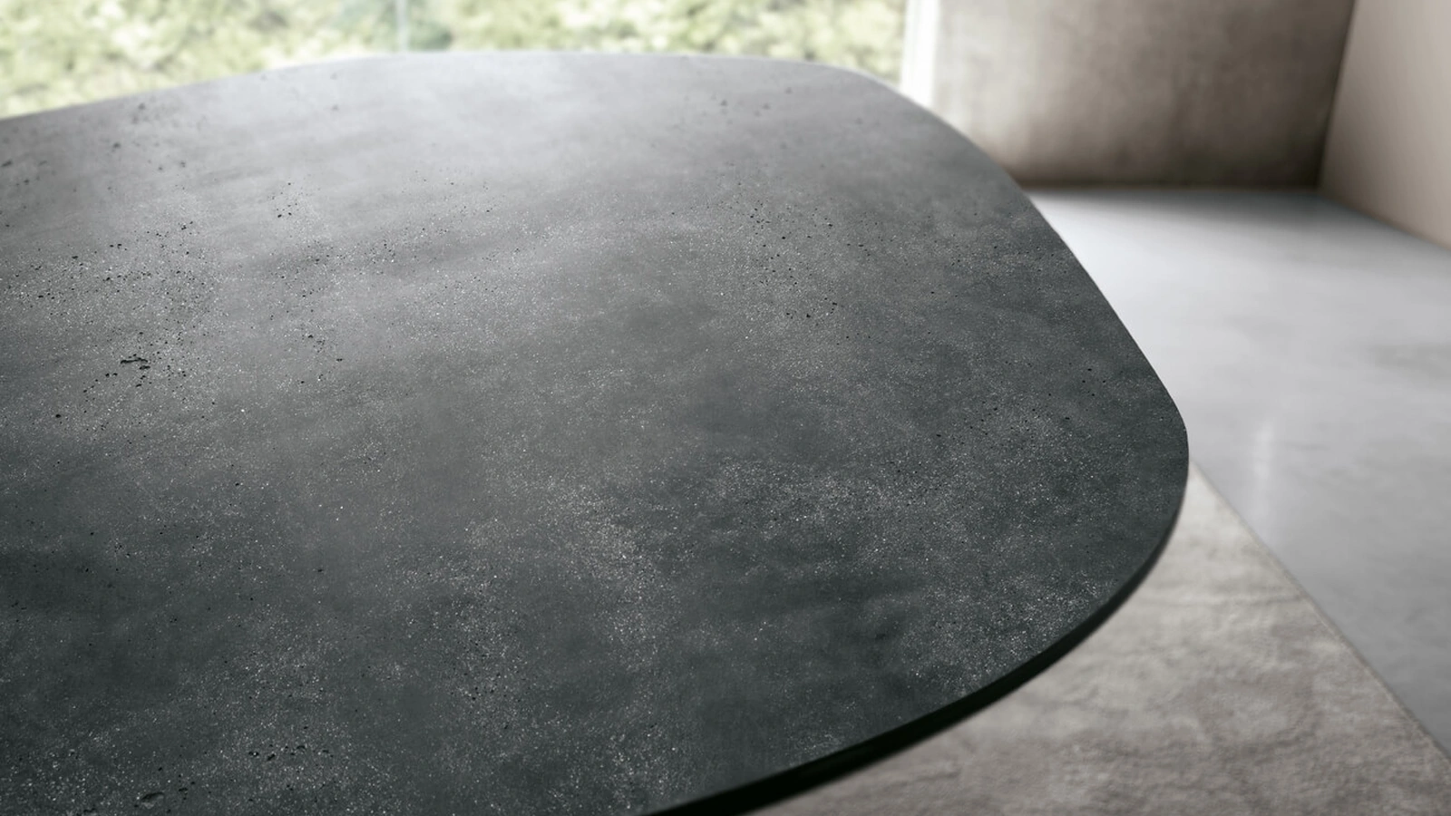 Tavolo T9 configurazione 02 con top in HPL cemento nero e telaio in acciaio di Extendo