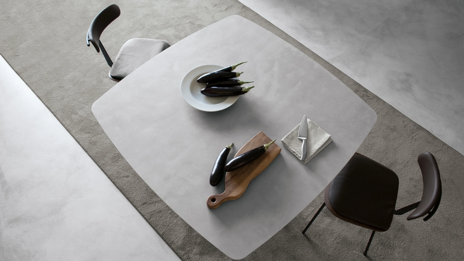 Tavolo T9 configurazione 03 con top in HPL cemento bianco calce e telaio in acciaio ghisa di Extendo