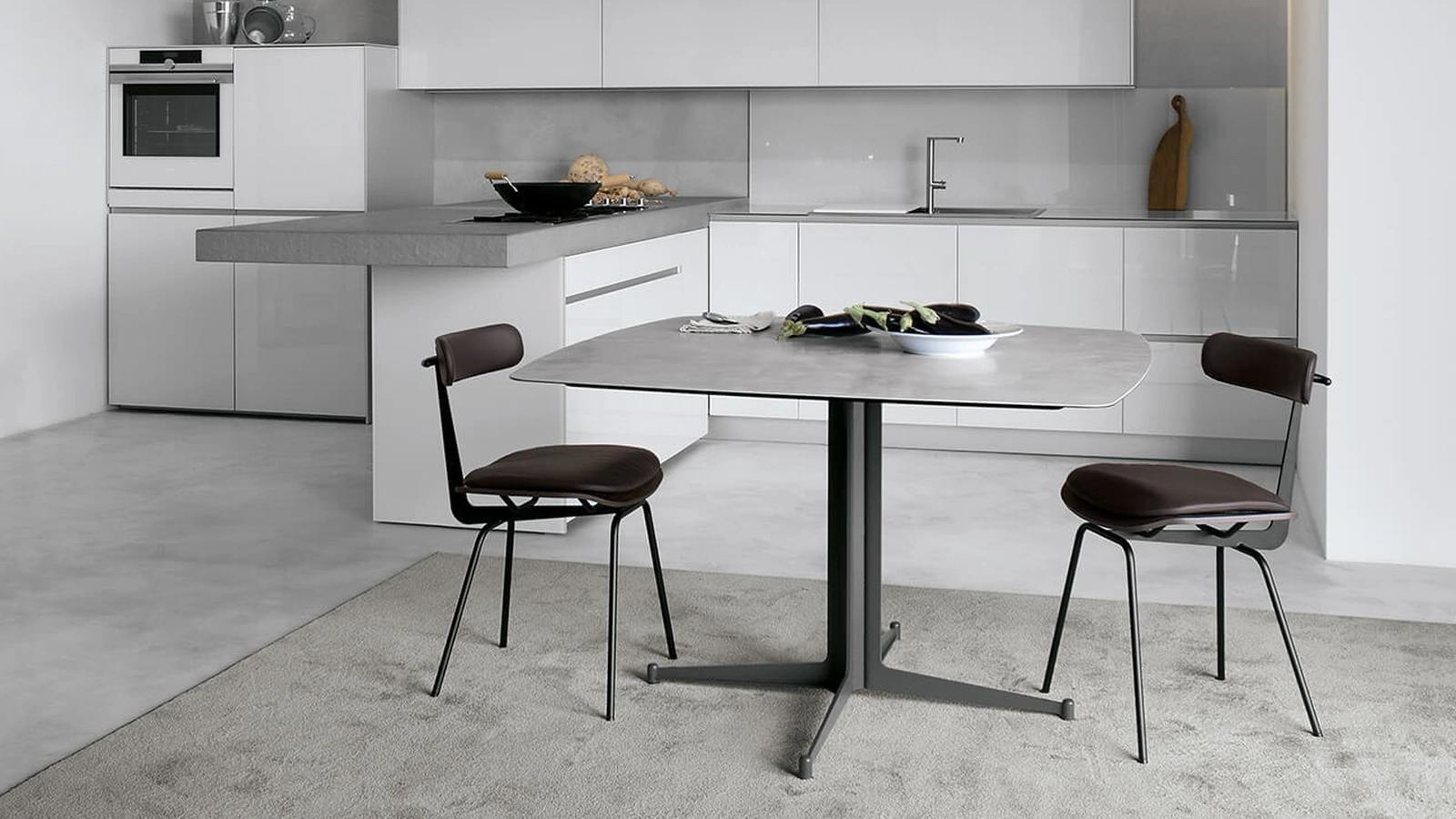 Tavolo T9 configurazione 03 con top in HPL cemento bianco calce e telaio in acciaio ghisa di Extendo